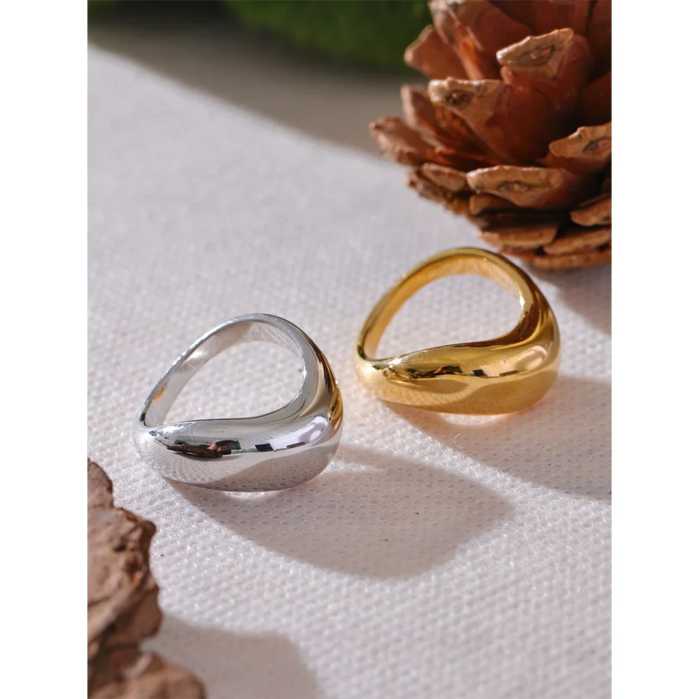 Lucille Smooth Minimalist Ring