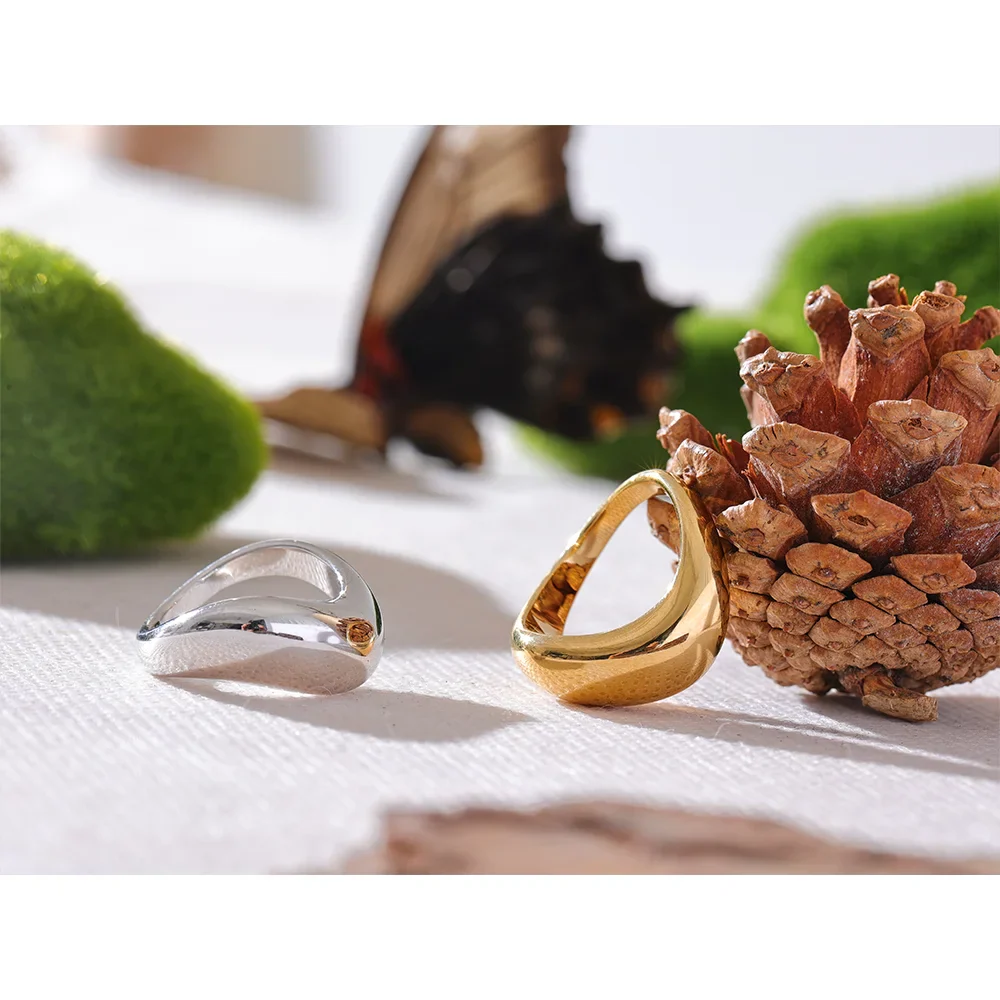 Lucille Smooth Minimalist Ring
