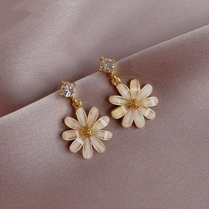GOLD PLATED PEARL DAISY EARRINGS