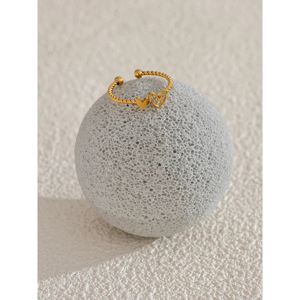 Adjustable Gold Ring with Stones – Versatile Elegance