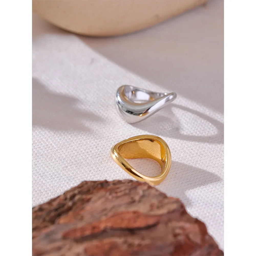 Lucille Smooth Minimalist Ring