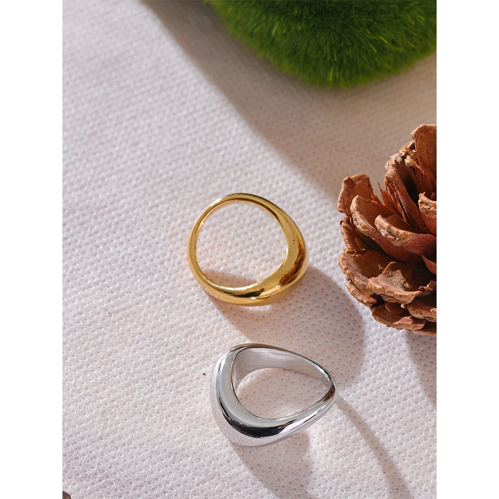 Lucille Smooth Minimalist Ring